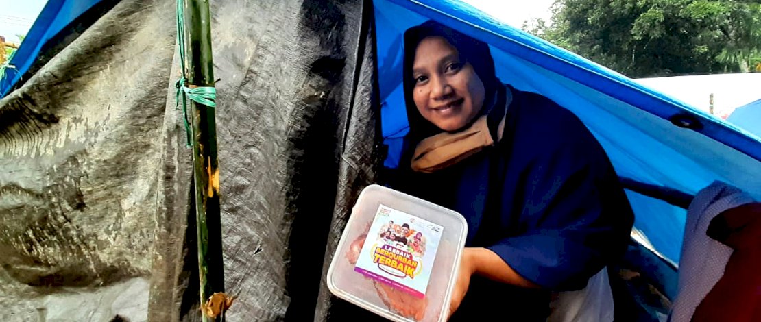 Ekspresi pengungsi saat menerima daging kurban dari ACT.