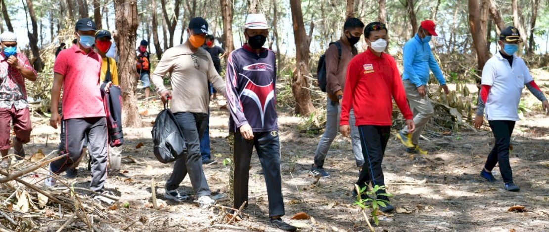 Gubernur Sulsel dan Pj Wali Kota Makassar saat mengunjungi Pulau Langkai.