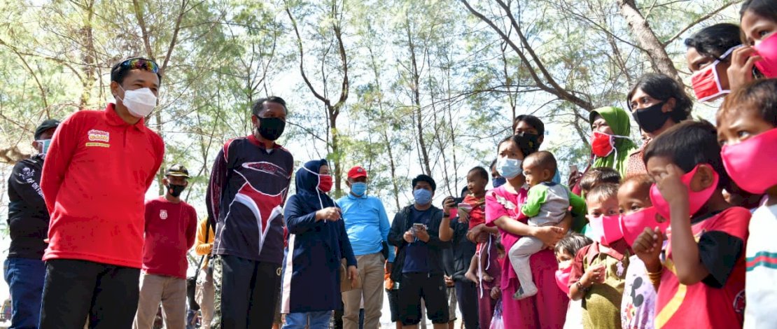 Gubernur Sulsel dan Pj Wali Kota Makassar saat mengunjungi Pulau Langkai.