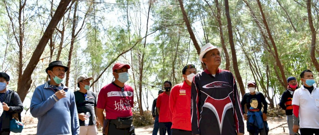 Gubernur Sulsel dan Pj Wali Kota Makassar saat mengunjungi Pulau Langkai.