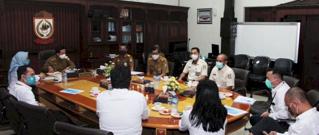 Pj Wali Kota Makassar Prof Rudy saat menerima PLN UIP Sulbagsel.