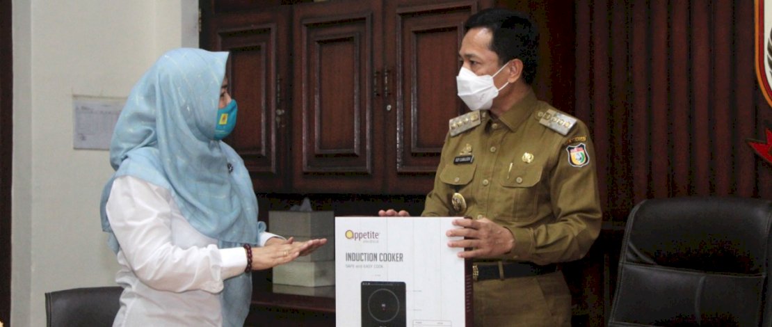 Pj Wali Kota Makassar Prof Rudy saat menerima PLN UIP Sulbagsel.