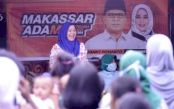 Sambil &ldquo;Mappatabe&rdquo;, Fatma Pasangkan Langsung Masker ke Warga