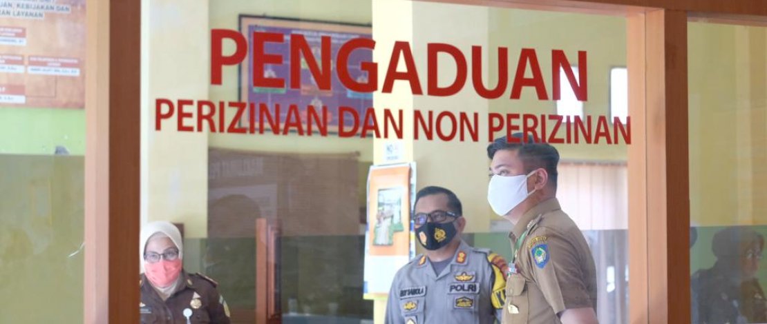 Bupati Gowa, Adnan Purichta Ichsan meninjau Mal Pelayanan Publik bersama Kajari Gowa dan Kapolres Gowa.