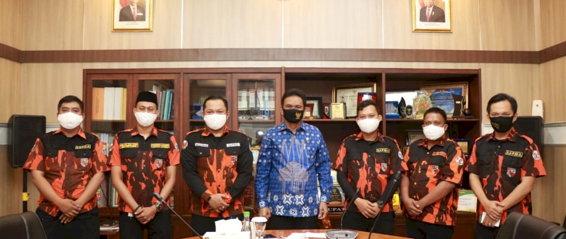 Bupati Barru, H Suardi Saleh bersama pengurus SAPMA PP Barru.