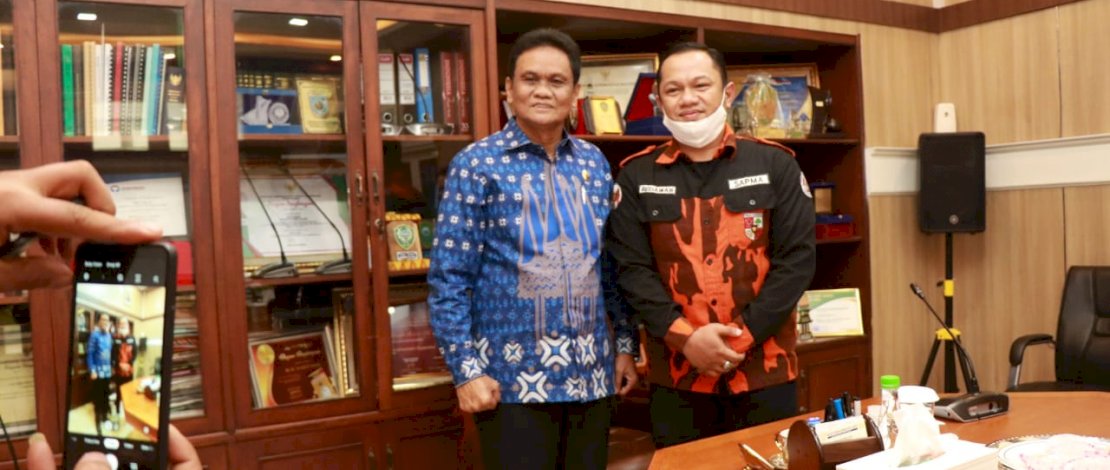 Bupati Barru, H Suardi Saleh bersama pengurus SAPMA PP Barru.