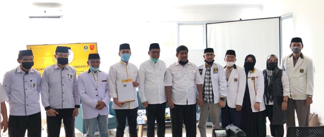 Proses penyerahan rekomendasi PKS ke Suardi Saleh.