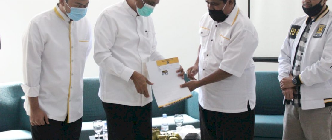 Proses penyerahan rekomendasi PKS ke Suardi Saleh.
