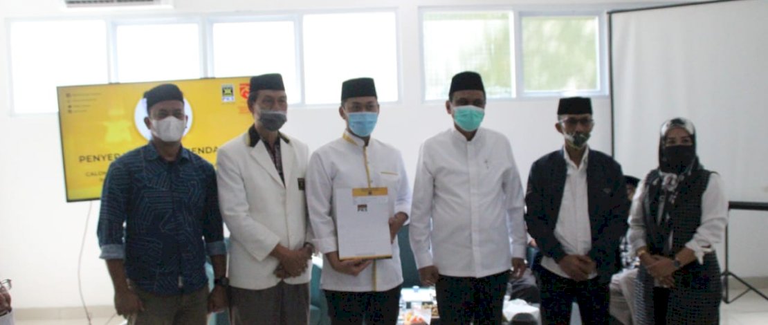 Proses penyerahan rekomendasi PKS ke Suardi Saleh.