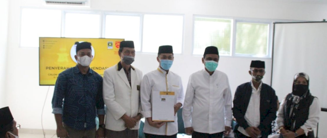 Proses penyerahan rekomendasi PKS ke Suardi Saleh.