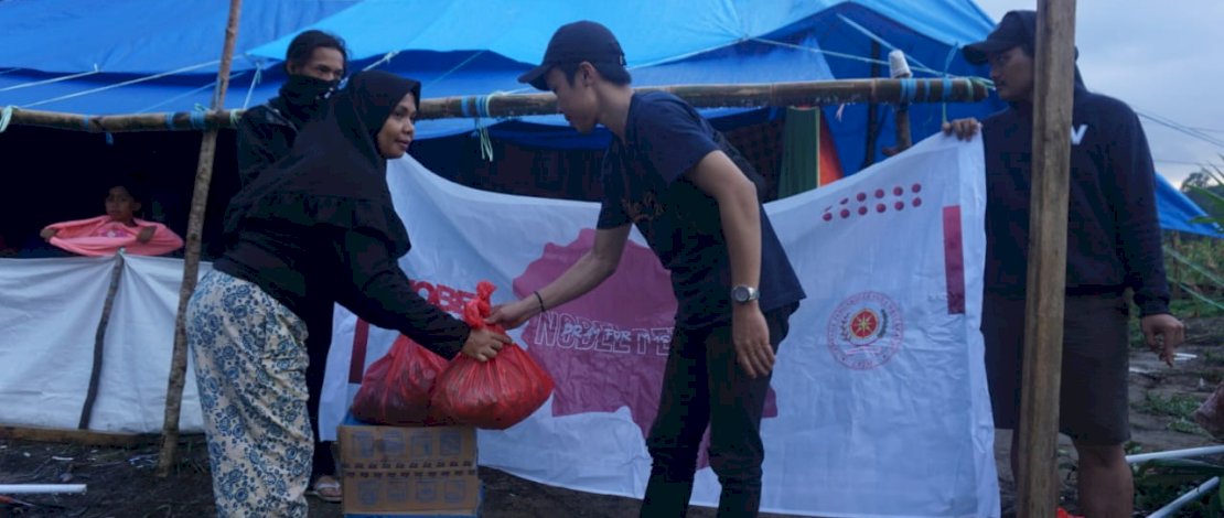 Bantuan STIE Nobel untuk pengungsi Lutra.