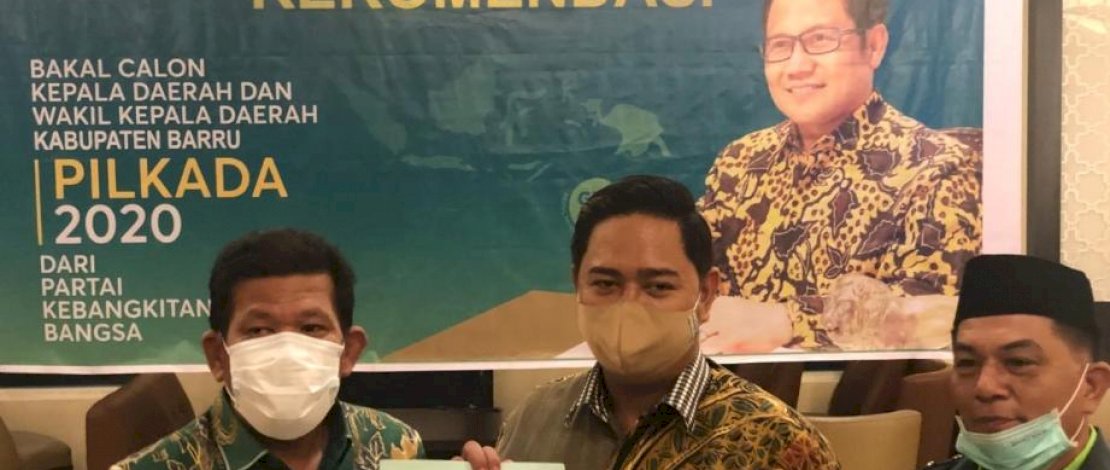 Mudassir (tengah) memperlihatkan surat rekomendasi dari PKB yang dia terima dari Ketua PKB Sulsel, Azhar Arsyad (kiri).