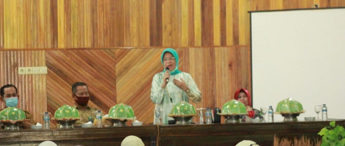 Pertemuan guru Raodatul Athfal dengan Bunda PAUD Barru, Hj Hasnah Syam.