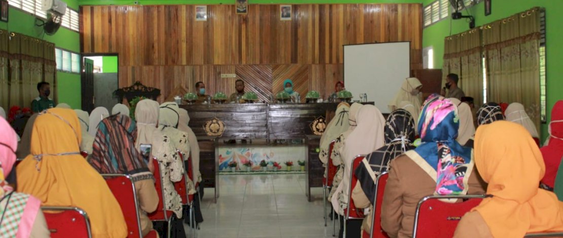 Pertemuan guru Raodatul Athfal dengan Bunda PAUD Barru, Hj Hasnah Syam.