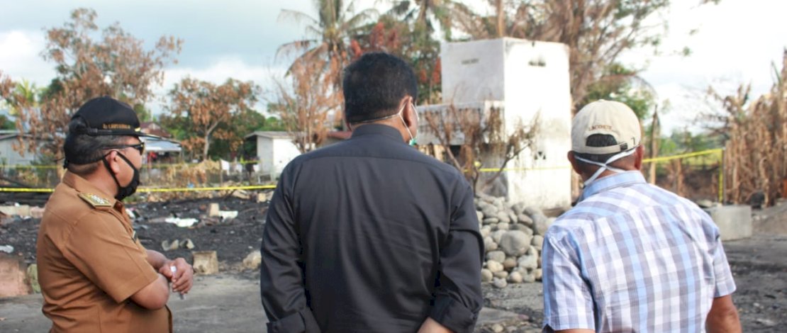 Bupati Barru, Suardi Saleh mengunjungi lokasi kebakaran di Palanro, Barru.