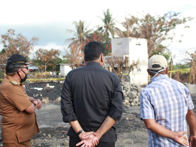 Pelukan Korban Kebakaran Palanro, Suardi Saleh Terenyuh