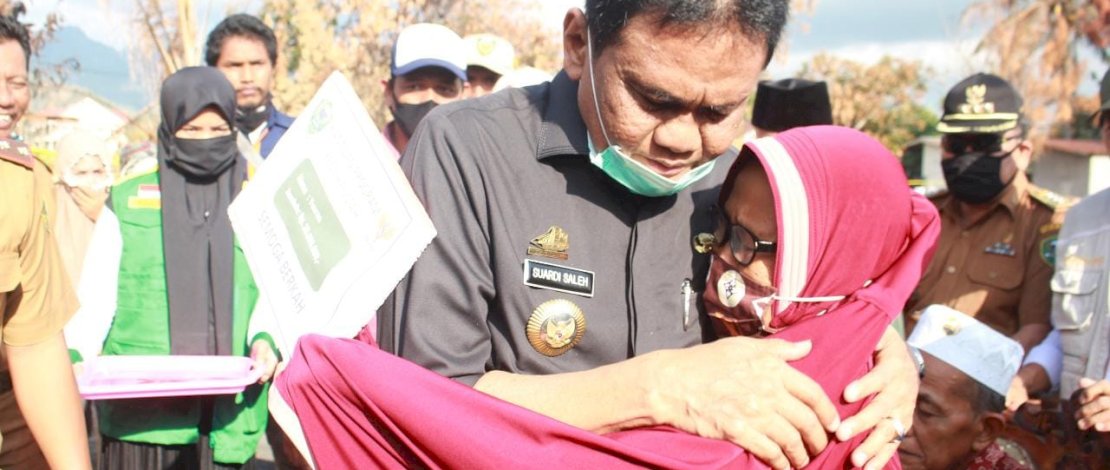 Bupati Barru, Suardi Saleh mengunjungi lokasi kebakaran di Palanro, Barru.