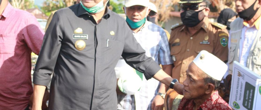 Bupati Barru, Suardi Saleh mengunjungi lokasi kebakaran di Palanro, Barru.