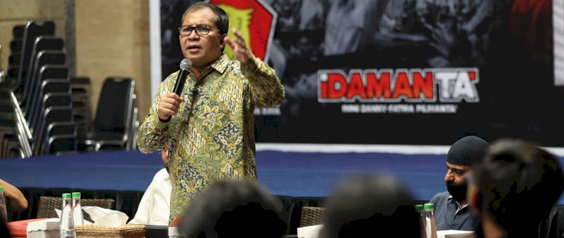 Danny Pomanto saat menerima beberapa komunitas.