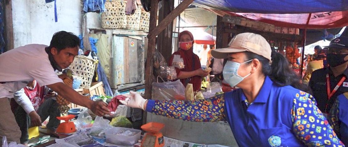 Sosialisasi pemakaian masker di Palembang.