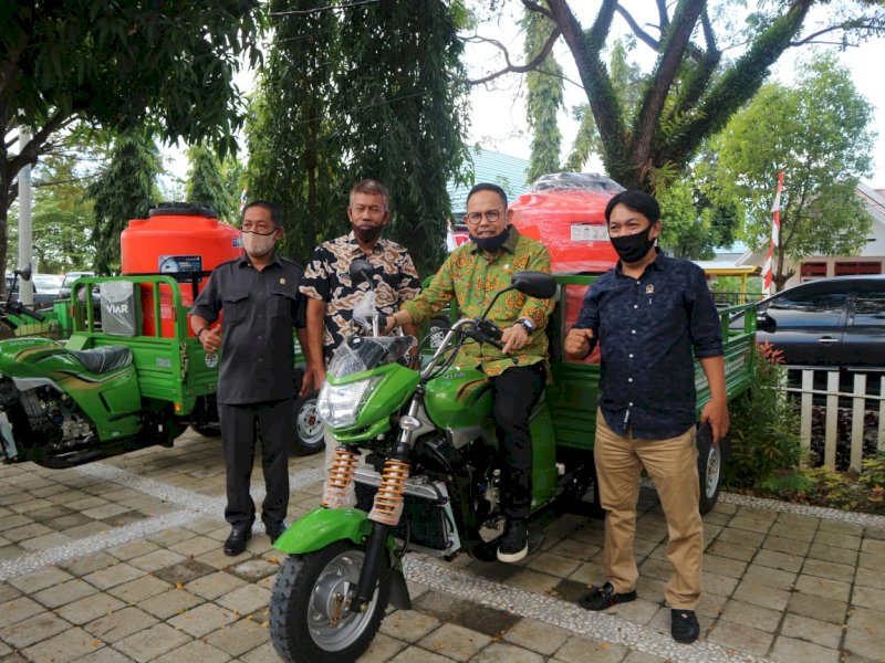 Andi Akmal Serahkan Bantuan Motor Roda Tiga Kepada Dinas Lingkungan Hidup Bone