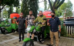 Andi Akmal Serahkan Bantuan Motor Roda Tiga Kepada Dinas Lingkungan Hidup Bone