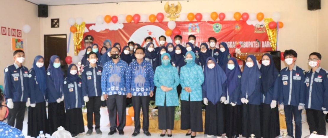 Bupati Barru, Suardi Saleh saat melantik dan mengukuhkan pengurus Forum Anak Colliq Pujie.