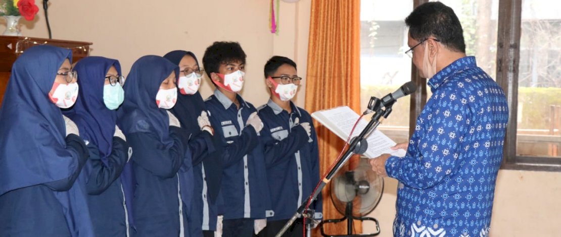 Bupati Barru, Suardi Saleh saat melantik dan mengukuhkan pengurus Forum Anak Colliq Pujie.