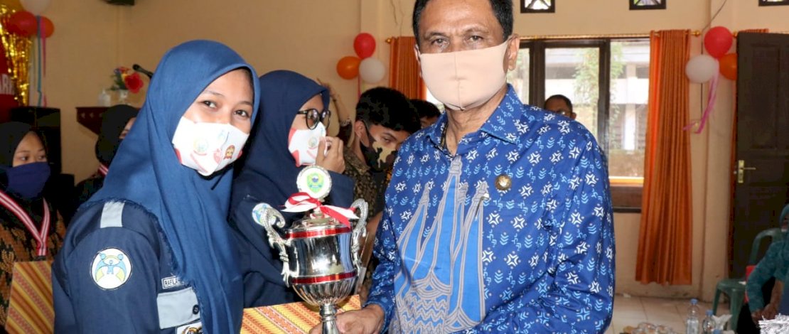 Bupati Barru, Suardi Saleh saat melantik dan mengukuhkan pengurus Forum Anak Colliq Pujie.