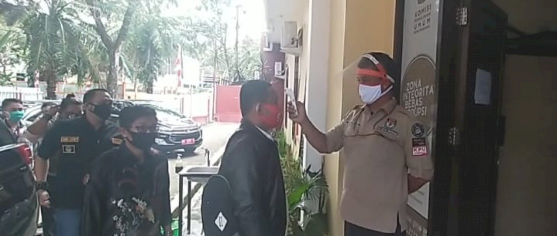 Anggota KPU Bulukumba disambut dengan protokol kesehatan.