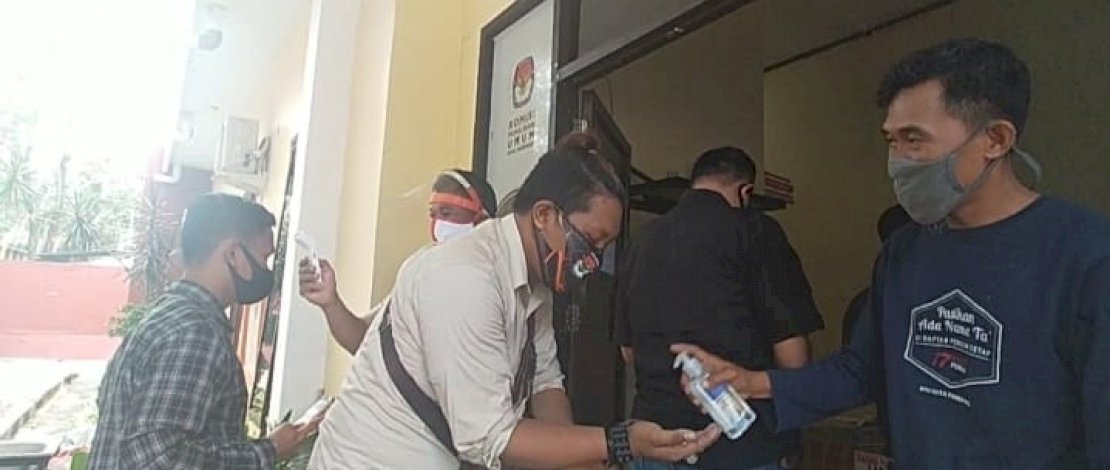 Anggota KPU Bulukumba disambut dengan protokol kesehatan.