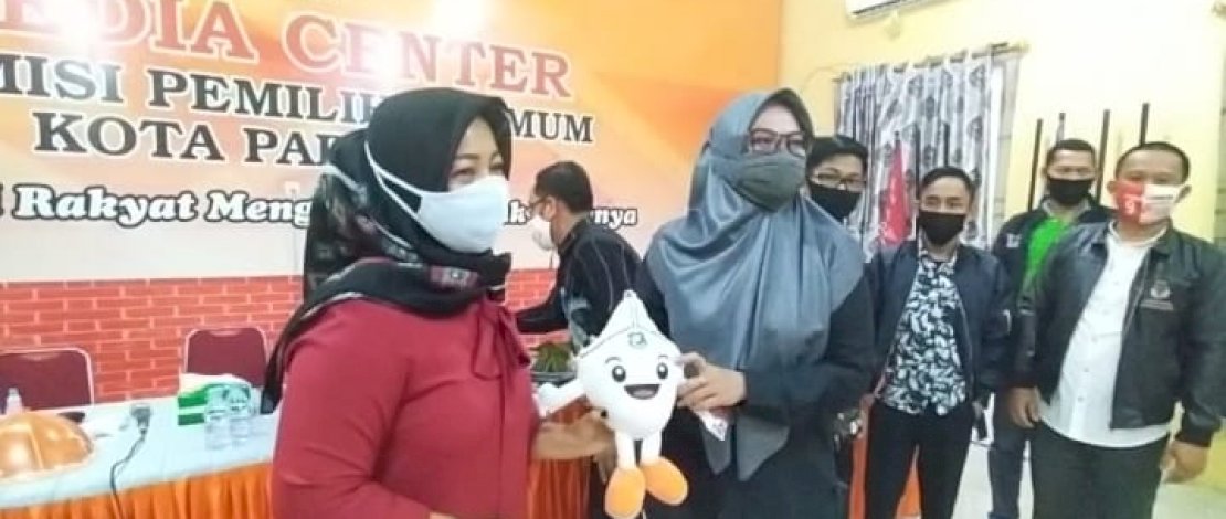 Anggota KPU Bulukumba disambut dengan protokol kesehatan.