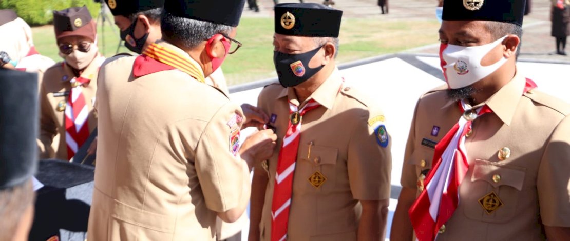 Pemberian pengharagaan Lencana Pancawarsa III oleh Gubernur Sulsel ke Wabup Gowa.