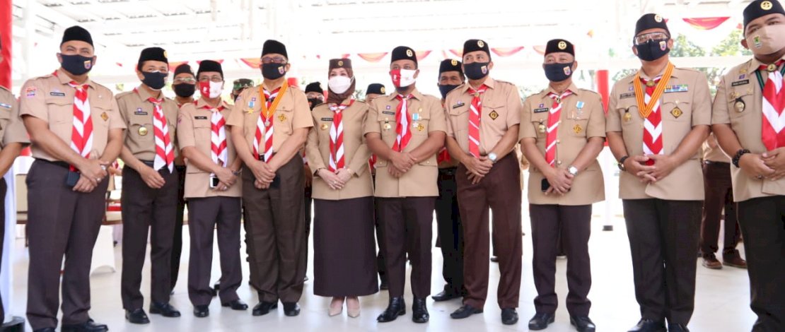 Pemberian pengharagaan Lencana Pancawarsa III oleh Gubernur Sulsel ke Wabup Gowa.