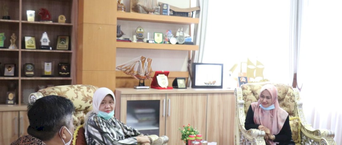 Ketua TP PKK Barru, drg Hj Hasnah Syam bertemu Bupati Lutra, Indah Putri Indriani.