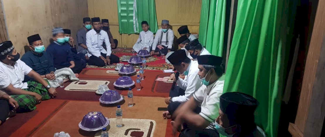 Bupati Barru, Suardi Saleh saat melayat ke rumah duka.