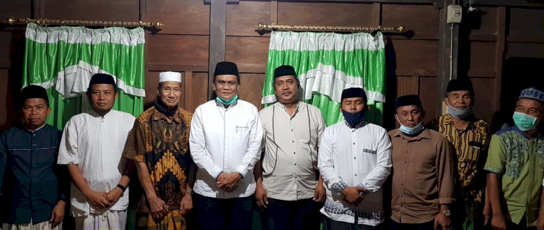 Bupati Barru, Suardi Saleh saat melayat ke rumah duka.