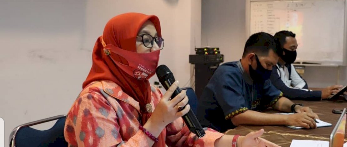 Komisioner KPU Pangkep, Syaiful Mujib. Di bagian lain, komisioner KPU Pangkep lainnya, Aminah.