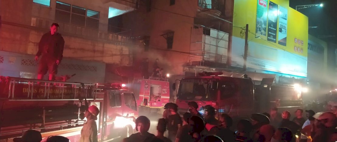 Petugas pemadam kebakaran Pemkot Makassar masih berjibaku memadamkan api di Jl Bandang Makassar.