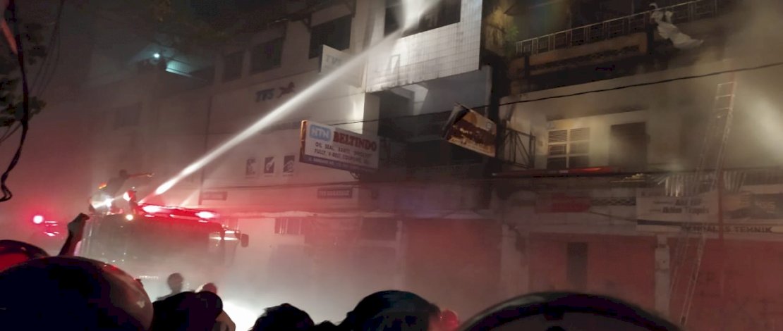 Petugas pemadam kebakaran Pemkot Makassar masih berjibaku memadamkan api di Jl Bandang Makassar.