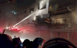 Sesak Nafas, 4 Petugas Kebakaran Dilarikan ke Rumah Sakit