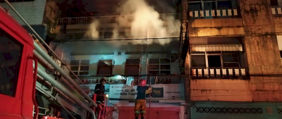 Petugas pemadam kebakaran Pemkot Makassar masih berjibaku memadamkan api di Jl Bandang Makassar.