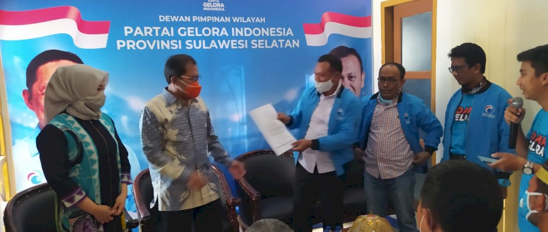 Ketua Gelora Sulsel, Syamsari Kitta saat menyerahkan rekomendasi dukungan ke pasangan Moh Ramdhan Pomanto dan Fatmawati.
