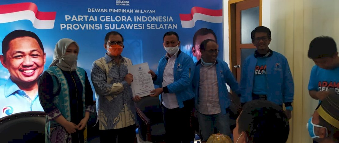 Ketua Gelora Sulsel, Syamsari Kitta saat menyerahkan rekomendasi dukungan ke pasangan Moh Ramdhan Pomanto dan Fatmawati.