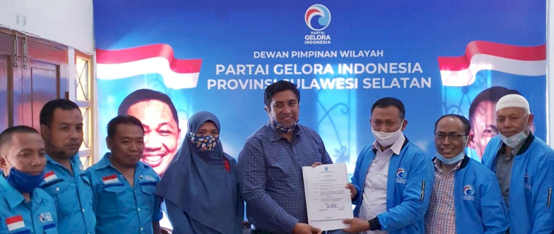 Chaidir Syam didampingi pasangannya dalam pilkada Maros, Suhartina Bohari, menerima surat dukungan resmi dari Partai Gelora, diserahkan Ketua Gelora Sulsel, Syamsari Kitta. Chaidir Syam didampingi pasangannya dalam pilkada Maros, Suhartina Bohari, menerima surat dukungan resmi dari Partai Gelora, diserahkan Ketua Gelora Sulsel, Syamsari Kitta.