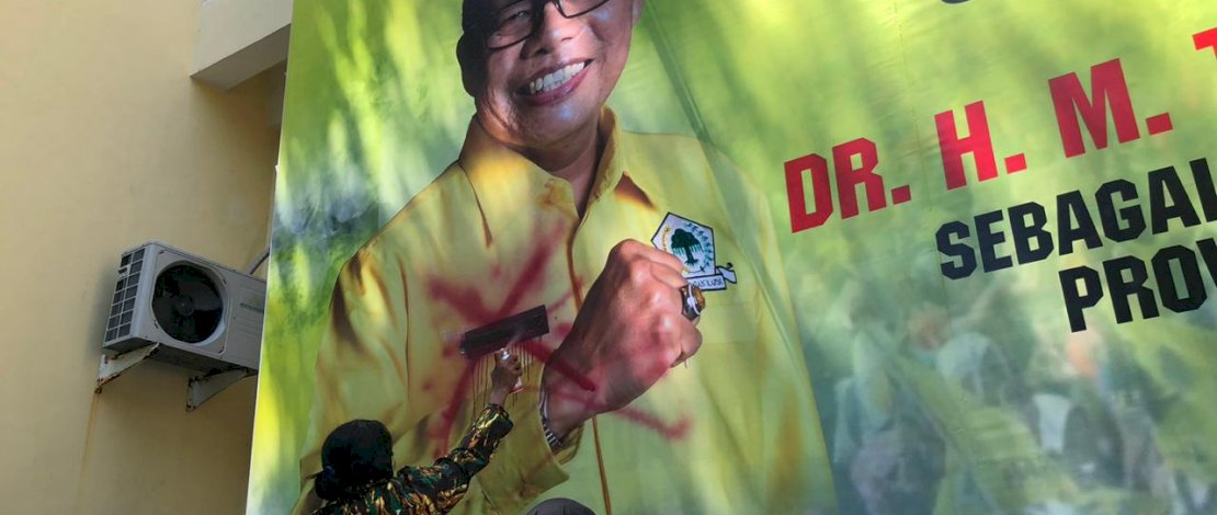 AMPG menyegel kantor Partai Golkar Sulsel. AMPG menyegel kantor Partai Golkar Sulsel.