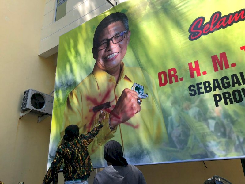 Desak Taufan Pawe Mundur, AMPG Segel Kantor Golkar Sulsel