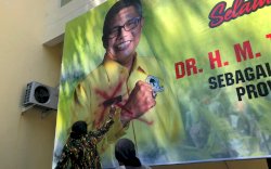 Desak Taufan Pawe Mundur, AMPG Segel Kantor Golkar Sulsel