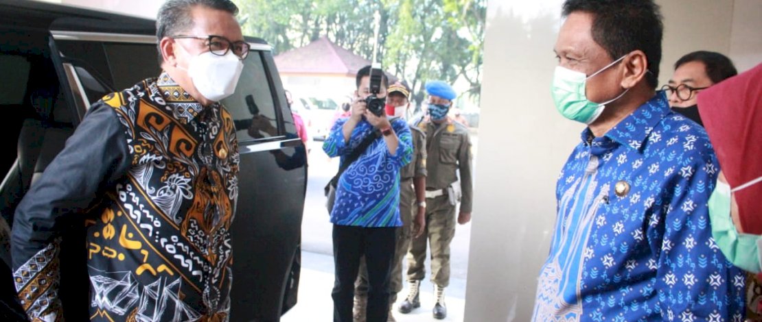 Bupati Barru Suardi Saleh, mendampingi Gubernur Sulsel Nurdin Abdullah.