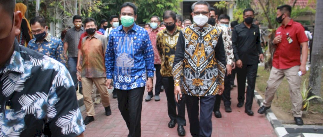 Bupati Barru Suardi Saleh, mendampingi Gubernur Sulsel Nurdin Abdullah.